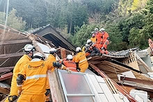 「能登半島地震の被災地で救助活動をする市消防職員」の画像