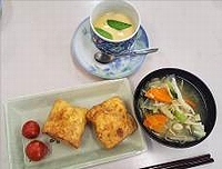 「焼き稲荷寿司、野菜たっぷりみそ汁、蒸し器のいらない茶碗蒸し」の画像