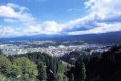 ▲栃尾城本丸跡からは市街地が一望できます。 正面の山は粟ヶ岳。