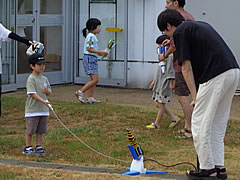 「ファミリー講座『ペットボトルロケットを飛ばそう』」の画像