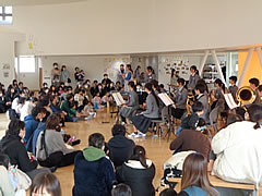 「大島中学校吹奏楽部によるミニコンサート」の画像