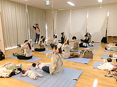 「産後ママの親子ヨガ」の画像