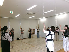 「抱っこでダンス」の画像