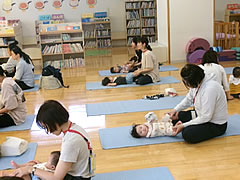 「産後ママの親子ヨガ」の画像