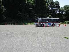 「広い駐車場で実際のバス運転を体験」の画像2
