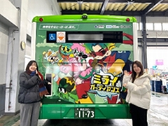 「EVバス車体後方ラッピングデザイン」の画像