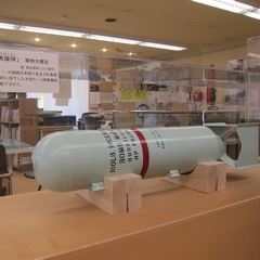 「「M47焼夷爆弾」実物大模型」の画像