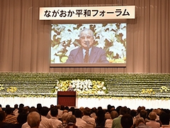 「長岡への思いをお話される阿刀田高氏」の画像1