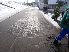 「すでにシール材で補修した舗装」の画像