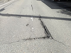 「路面のひび割れ（クラック、舗装の下の砂利が見える、幅が広い）」の画像
