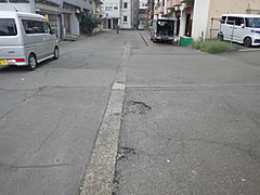 「路盤（舗装下の層）が確認できる舗装の剥がれ」の画像