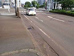 「舗装が部分的に片寄ったわだち」の画像