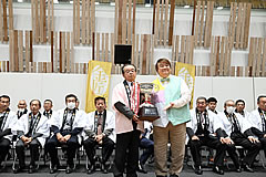 「最優秀賞の（農）よこさわの藤田代表と彦摩呂さん」の画像