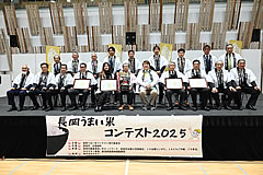 「受賞者とタレント彦摩呂さん、MC酒井春奈さんと記念撮影」の画像