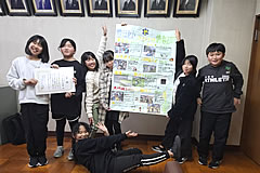「ポスター制作に携わった児童たちが喜びのポーズ」の画像