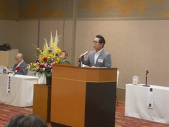 新潟県市議会議長会会長としてあいさつをする丸山議長