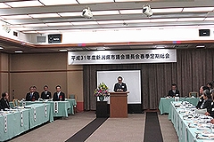 「新潟県市議会議長会会長としてあいさつをする丸山議長」の画像