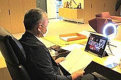 「オンライン会議に出席する松井議長」の画像2