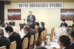 「新潟県市議会議長会会長としてあいさつをする松井議長」の画像
