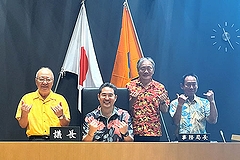 「議場にて記念撮影」の画像
