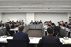 「行政監視機能強化検討特別委員会の様子」の画像