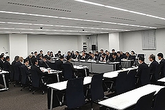 「行政監視機能強化検討特別委員会の様子」の画像