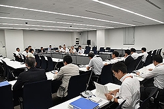 「人口減少対策特別委員協議会の様子」の画像