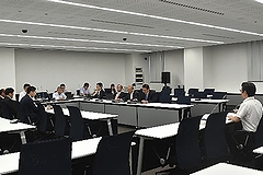 「まちづくり・新エネルギー対策特別委員協議会の様子」の画像