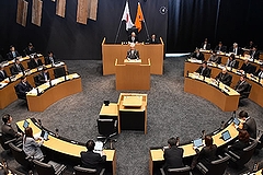 「市政執行方針について説明を行う市長」の画像