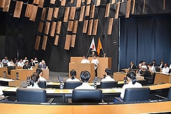 「自分たちの考える課題について質問する中学生議員」の画像