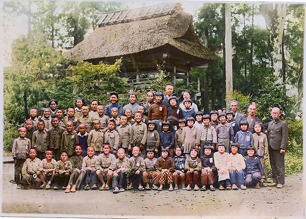 柿町の広西寺を学寮とした駒沢国民学校児童
