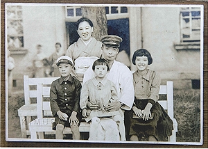 「父親のお見舞いに行った村松の陸軍病院で撮影された金子家の家族写真」の画像