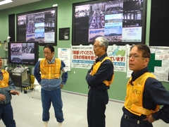 「免震重要棟を視察する磯田市長（中央）と金子危機管理監（右）」の画像