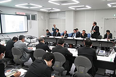 「茨城県原子力オフサイトセンターで説明を受け、意見交換をする研究会メンバー」の画像