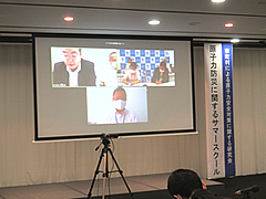 「市町村からの質問に回答する新潟県原子力安全対策課の原課長」の画像
