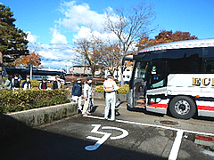 「一時集合場所からバスに乗車して広域避難する一時移転訓練」の画像