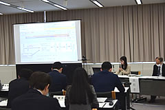 「市町村の担当者に説明する原子力規制庁の担当者」の画像