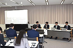 「市町村の担当者に説明する内閣府の担当者」の画像