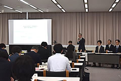 「市町村の担当者に説明する東京電力ホールディングス（株）の担当者」の画像