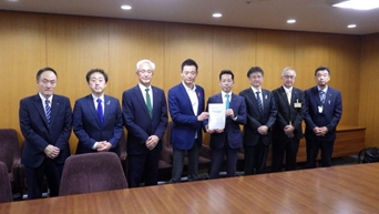 「中田内閣府副大臣（左から4番目）、磯田長岡市長（左から3番目）」の画像