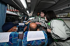 「安定ヨウ素剤（模擬）の配布を受ける住民」の画像