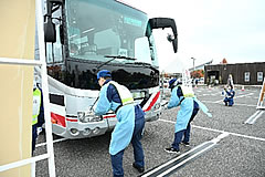 「避難退域時検査会場で避難車両の汚染状況を確認」の画像