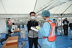 「避難退域時検査を受ける住民」の画像