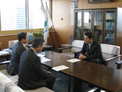 研究会の代表幹事・森長岡市長と幹事・ 篠田新潟市長が、細野環境大臣に要望書を提出