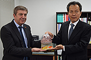 記事「錦鯉をアルバニア共和国大使館へ寄贈」の画像