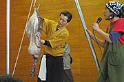 記事「アンコウのつるし切りに歓声。寺泊食の陣」の画像