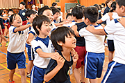 記事「全児童が初めて集合!小国小学校開校に向けて交流」の画像