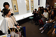 記事「優美な立ち姿にうっとり 歌麿肉筆美人画を髪結いで再現」の画像