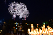 記事「慰霊と平和の花火「白菊」が夜空に」の画像