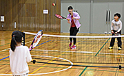 記事「AKB48の佐藤朱さんも！夢づくりテニス」の画像